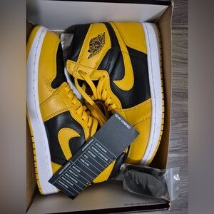 Deleting soon! Air Jordan Yellow and Black Sneakers